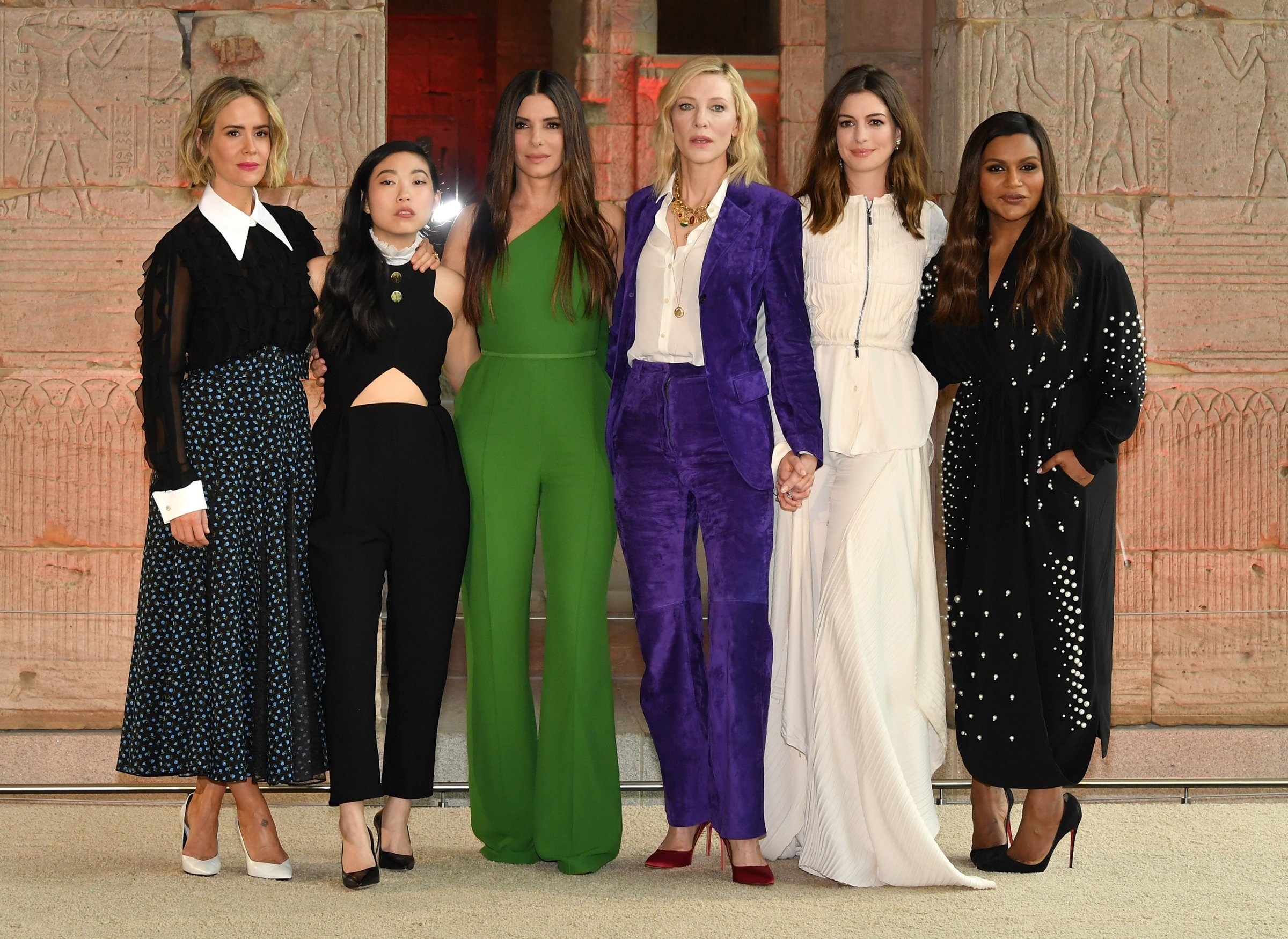 Anne Hathaway bơm sữa mẹ và cho con bú trên trường quay Ocean's 8