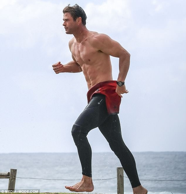 Chris Hemsworth tranh thủ khoe thân hình 6 múi trên bãi biển