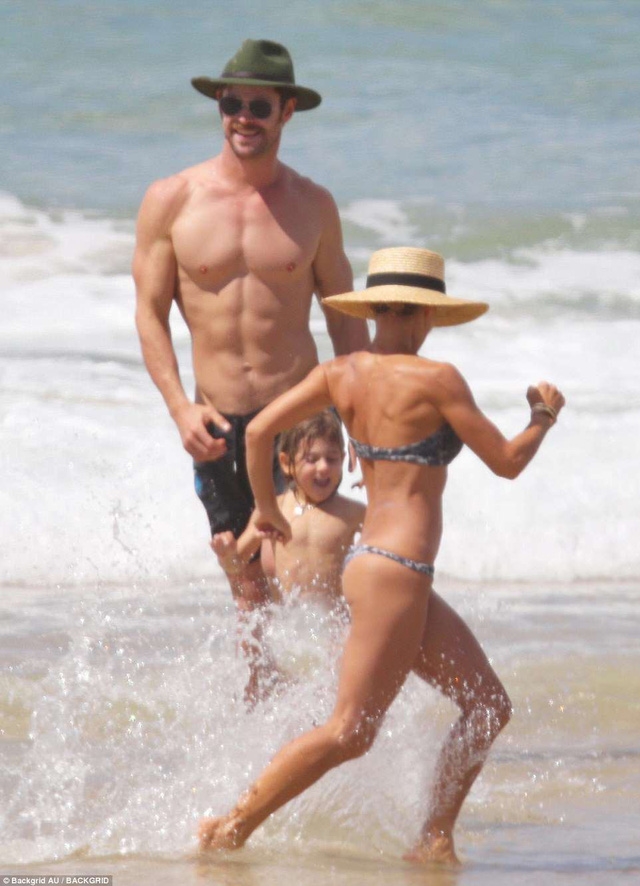 Chris Hemsworth tranh thủ khoe thân hình 6 múi trên bãi biển