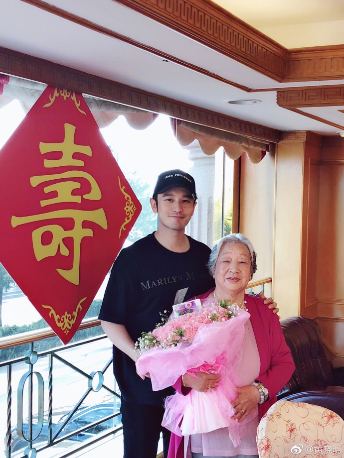 AngelaBaby bị tố bất hiếu, không dự lễ mừng thọ bà Huỳnh Hiểu Minh
