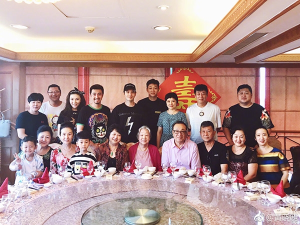AngelaBaby bị tố bất hiếu, không dự lễ mừng thọ bà Huỳnh Hiểu Minh