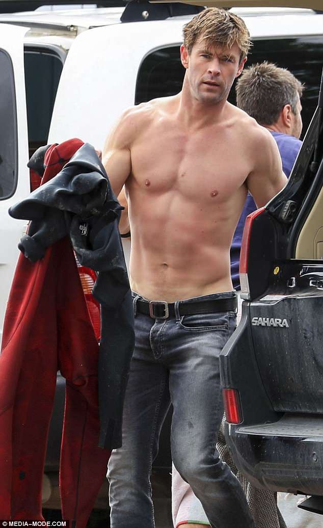 Chris Hemsworth tranh thủ khoe thân hình 6 múi trên bãi biển