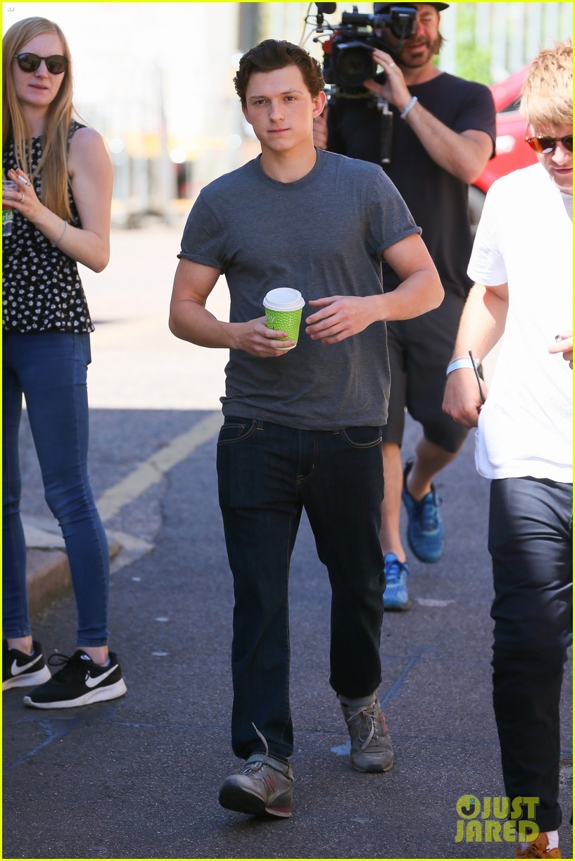 Ảnh của Tom Holland trên phim trường Người Nhện 2 Far From Home