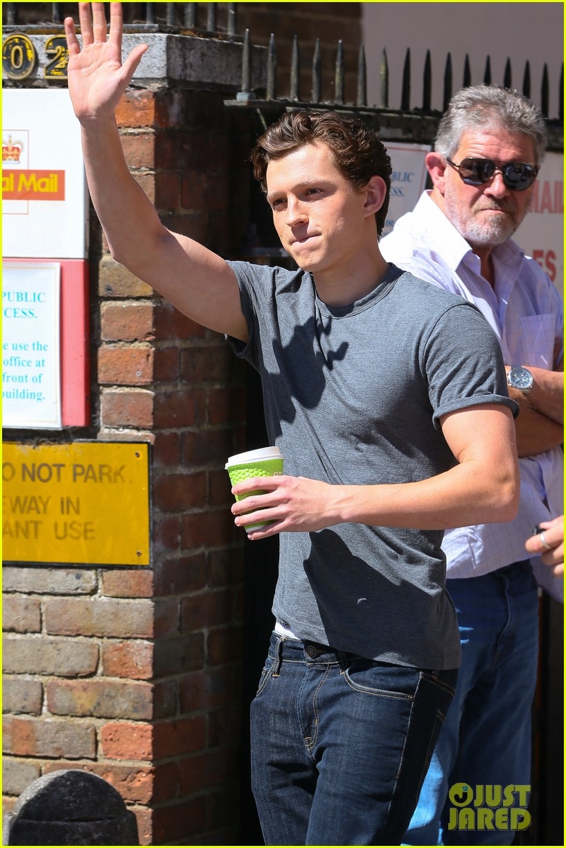 Ảnh của Tom Holland trên phim trường Người Nhện 2 Far From Home