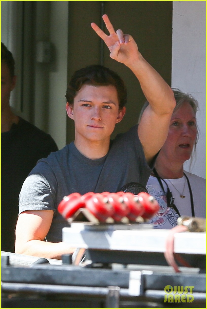 Ảnh của Tom Holland trên phim trường Người Nhện 2 Far From Home