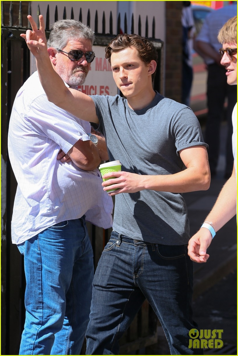 Ảnh của Tom Holland trên phim trường Người Nhện 2 Far From Home