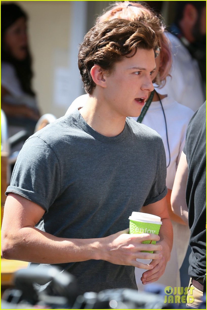 Ảnh của Tom Holland trên phim trường Người Nhện 2 Far From Home