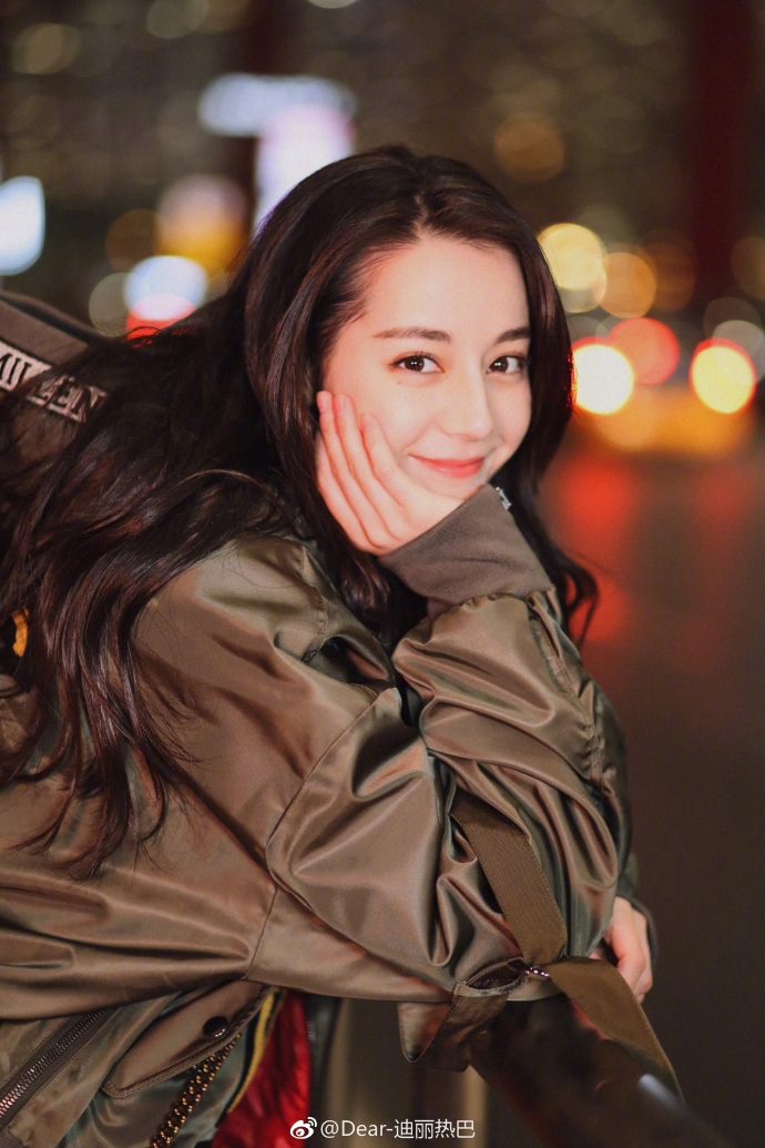 Bản sao mới của Địch Lệ Nhiệt Ba khiến cộng đồng mạng dậy sóng