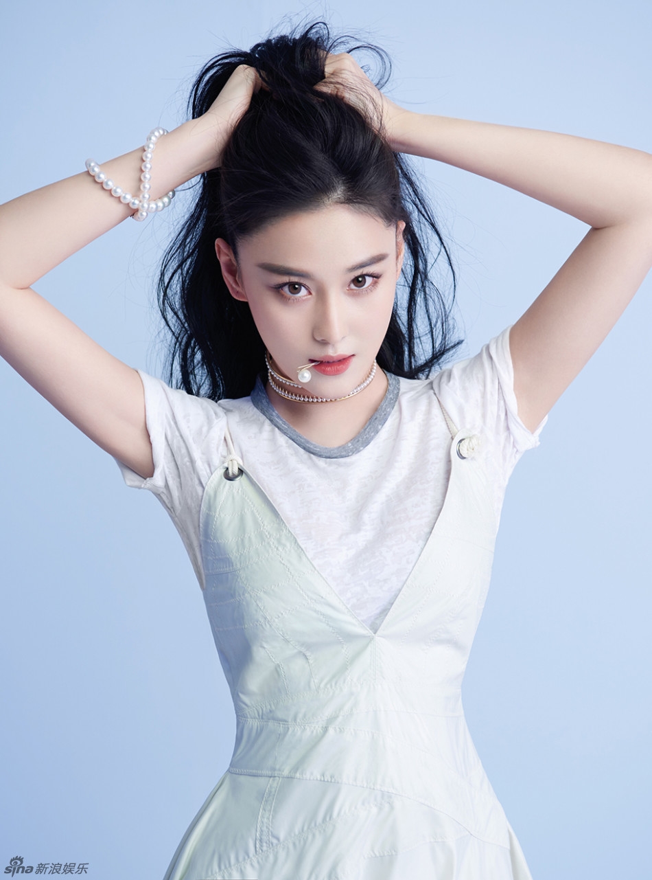 Trương Hinh Dư bị nghi đang hẹn hò Chu Nhất Long chỉ vì bàn tay giống?