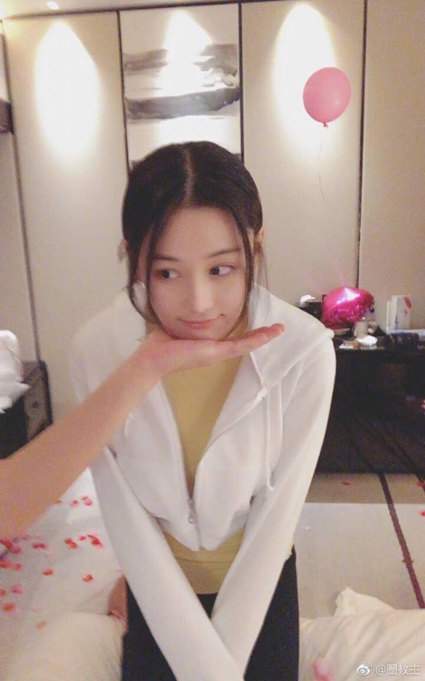 Trương Hinh Dư bị nghi đang hẹn hò Chu Nhất Long chỉ vì bàn tay giống?