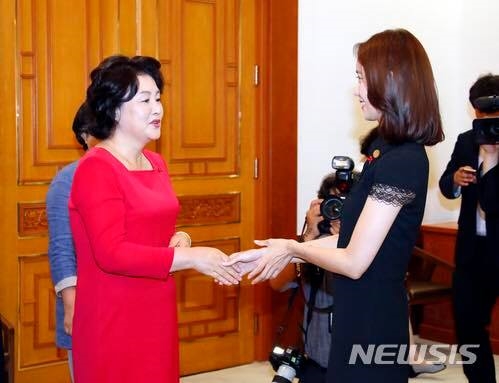 Yoona vinh dự được Đệ nhất phu nhân mời dùng bữa tại Nhà Xanh