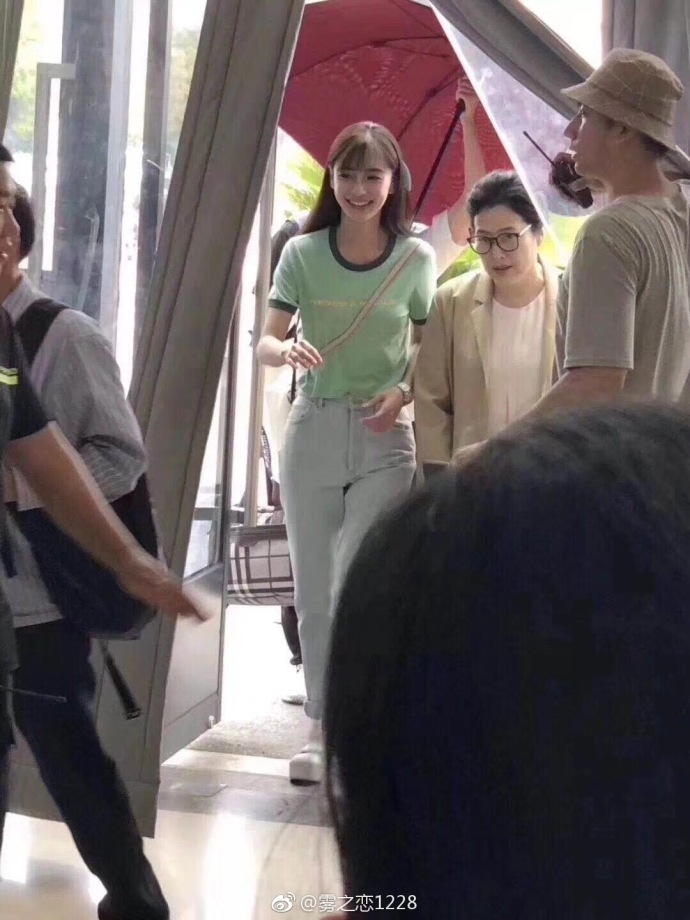 AngelaBaby bị phát hiện vừa phải đóng phim lại vừa phải chăm con trai