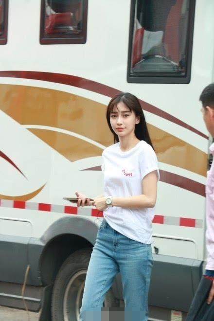 AngelaBaby bị phát hiện vừa phải đóng phim lại vừa phải chăm con trai