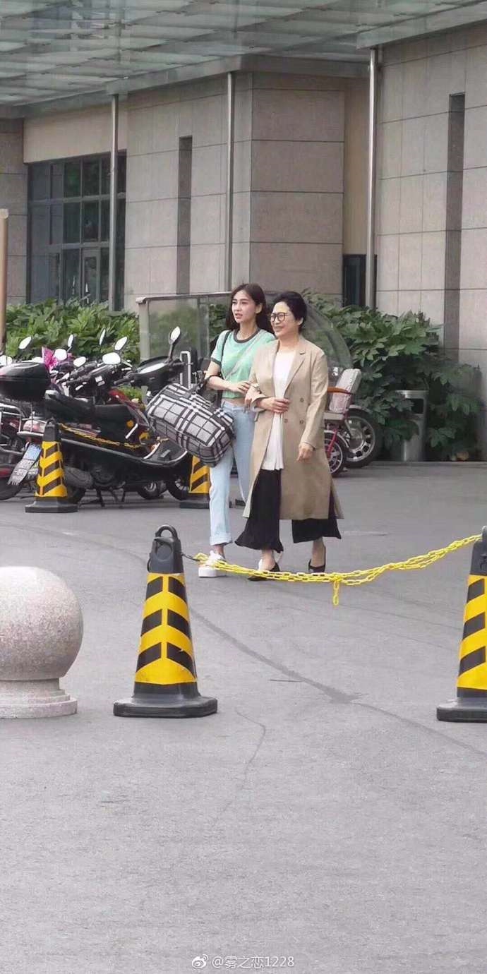 AngelaBaby bị phát hiện vừa phải đóng phim lại vừa phải chăm con trai