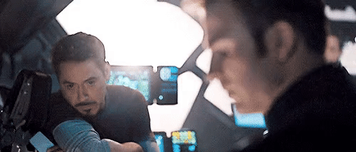 Iron Man sử dụng điện thoại nắp gập trong Infinity War