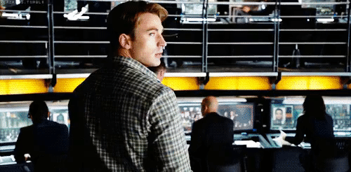 Iron Man sử dụng điện thoại nắp gập trong Infinity War