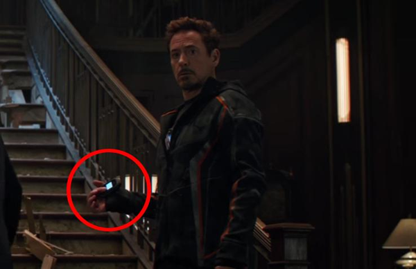 Iron Man sử dụng điện thoại nắp gập trong Infinity War