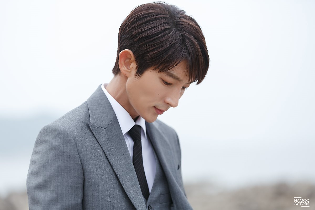 Lee Jun Ki tung bộ ảnh hậu trường chào tạm biệt 'Lawless Lawyer'