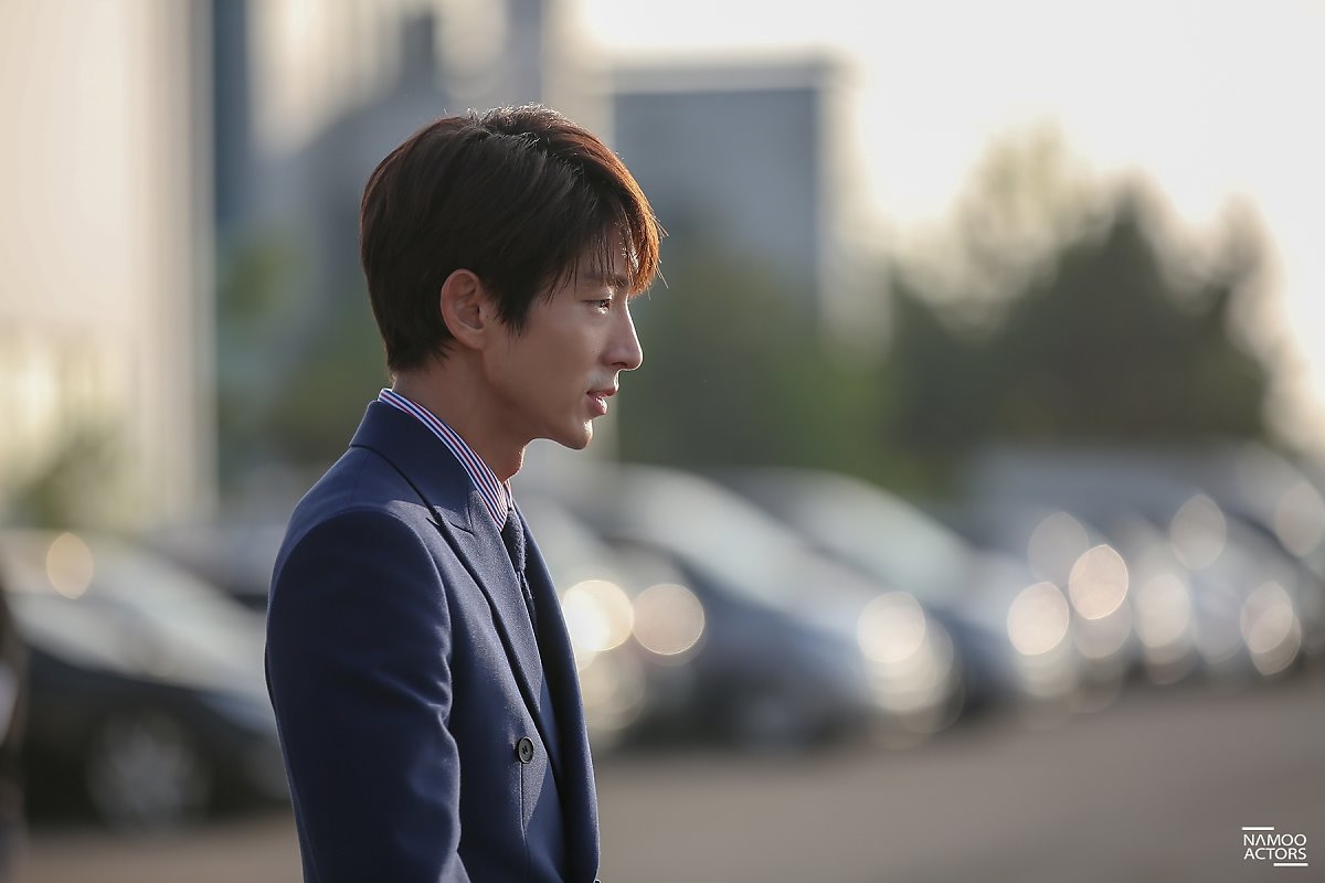 Lee Jun Ki tung bộ ảnh hậu trường chào tạm biệt 'Lawless Lawyer'