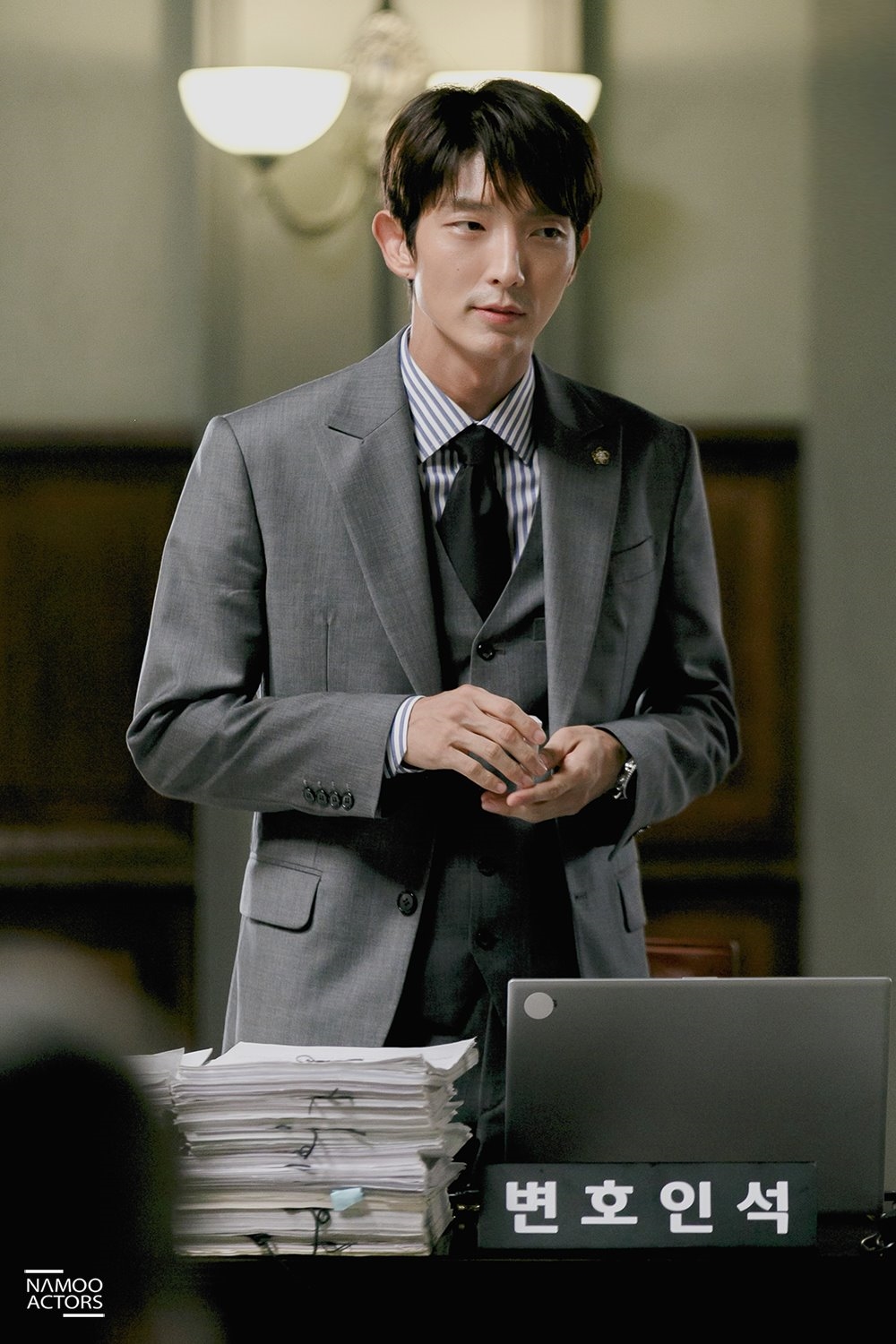 Lee Jun Ki tung bộ ảnh hậu trường chào tạm biệt 'Lawless Lawyer'