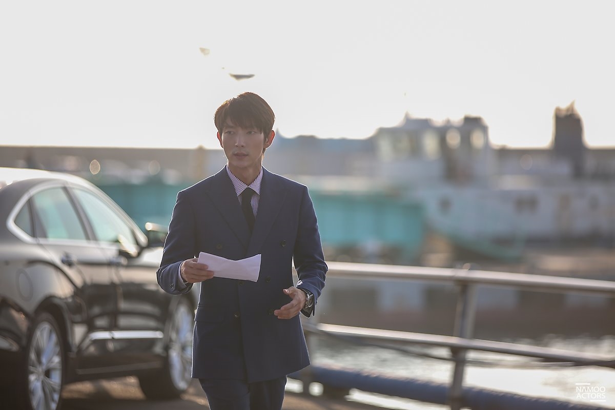 Lee Jun Ki tung bộ ảnh hậu trường chào tạm biệt 'Lawless Lawyer'
