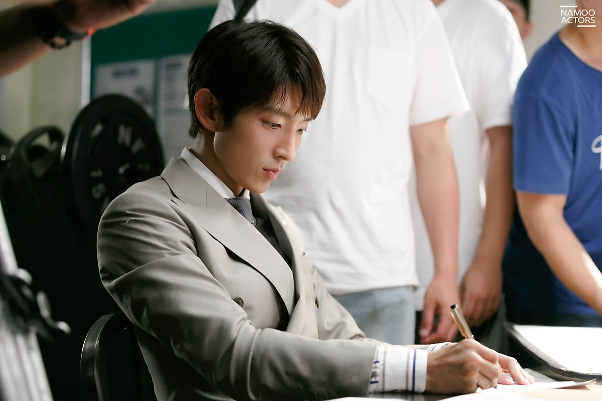 Lee Jun Ki tung bộ ảnh hậu trường chào tạm biệt 'Lawless Lawyer'