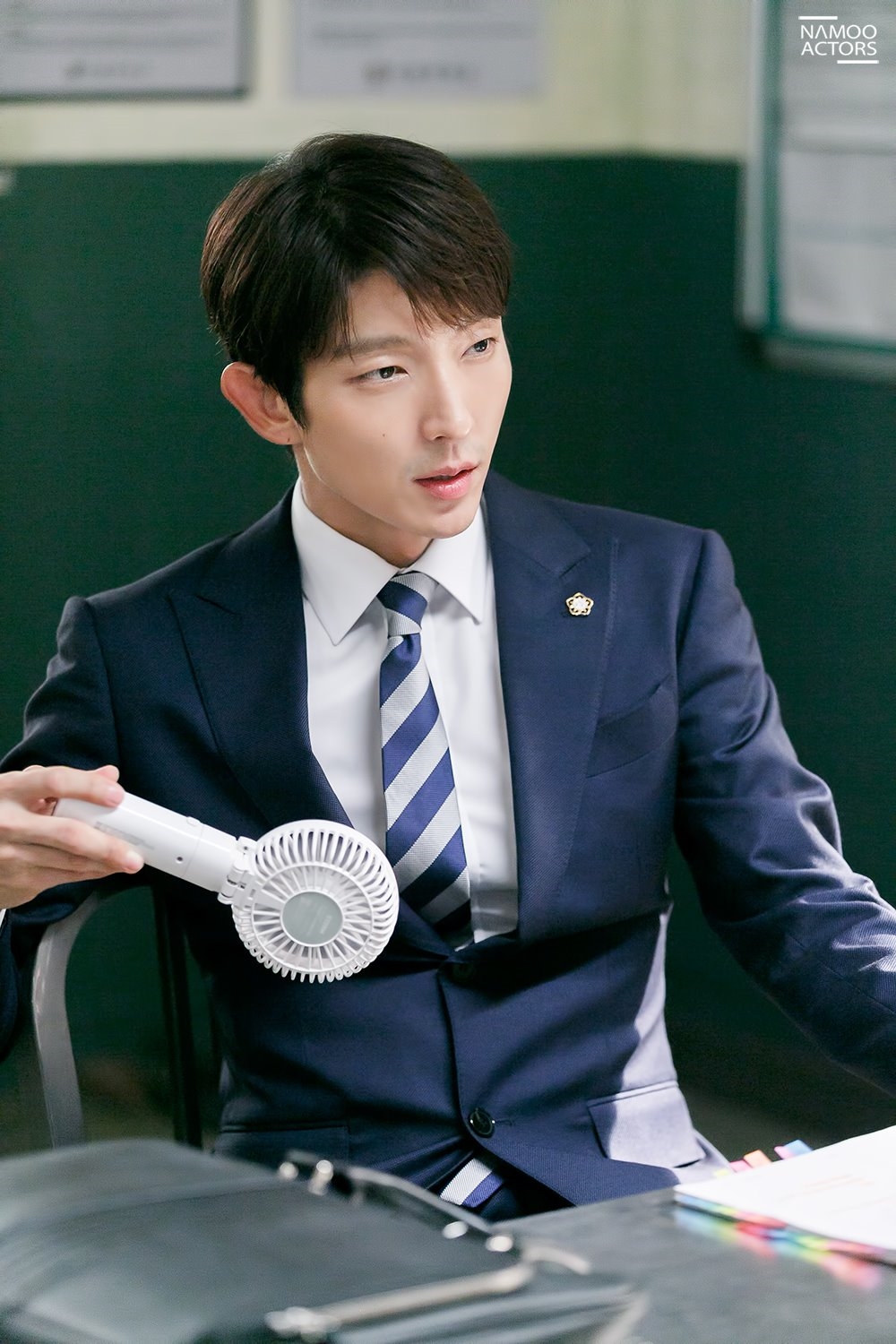 Lee Jun Ki tung bộ ảnh hậu trường chào tạm biệt 'Lawless Lawyer'