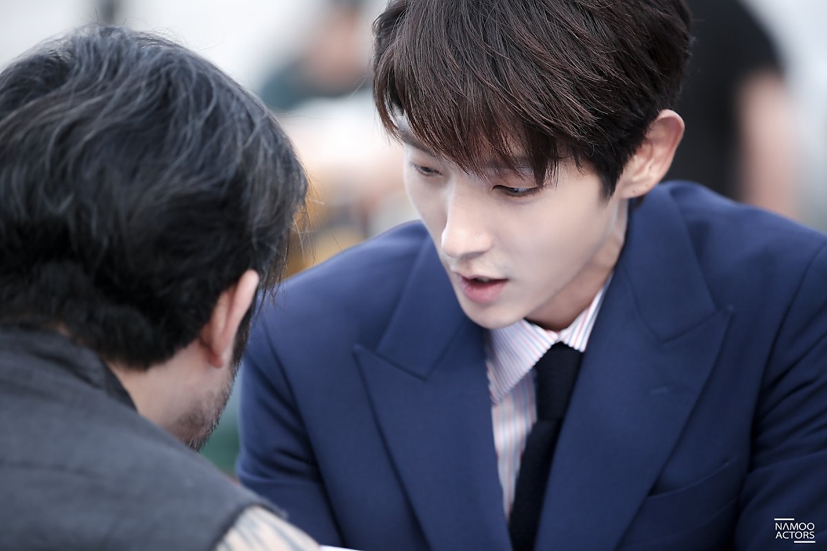 Lee Jun Ki tung bộ ảnh hậu trường chào tạm biệt 'Lawless Lawyer'