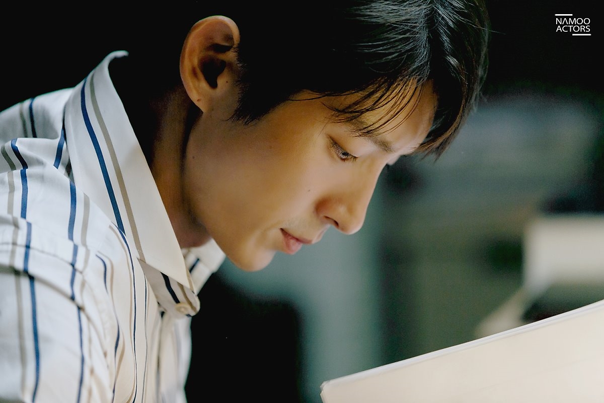 Lee Jun Ki tung bộ ảnh hậu trường chào tạm biệt 'Lawless Lawyer'