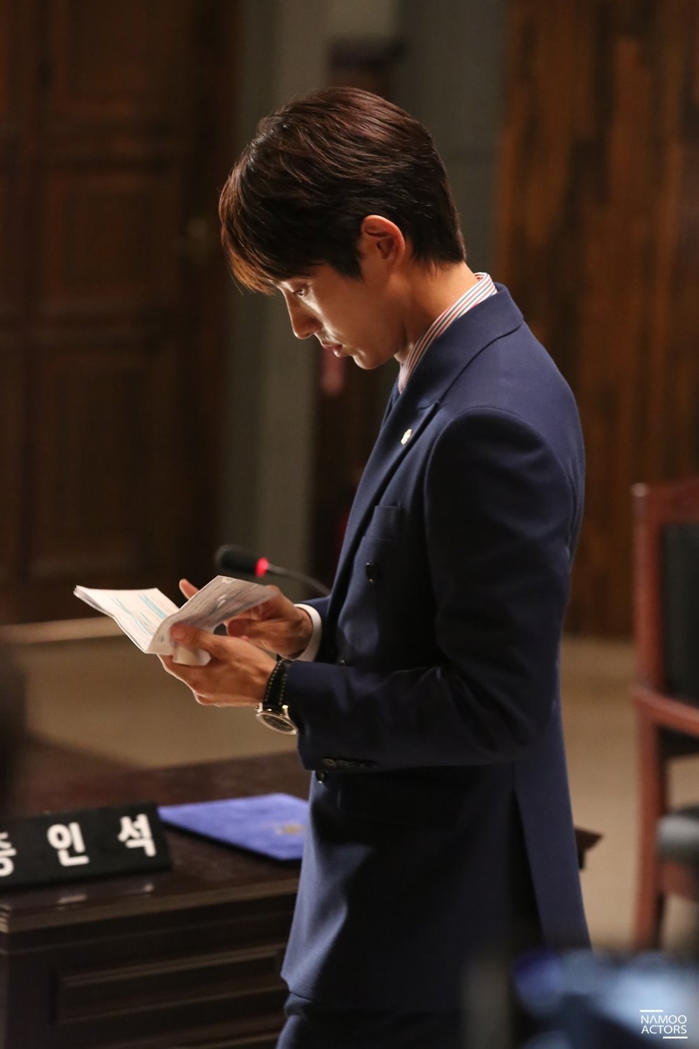 Lee Jun Ki tung bộ ảnh hậu trường chào tạm biệt 'Lawless Lawyer'