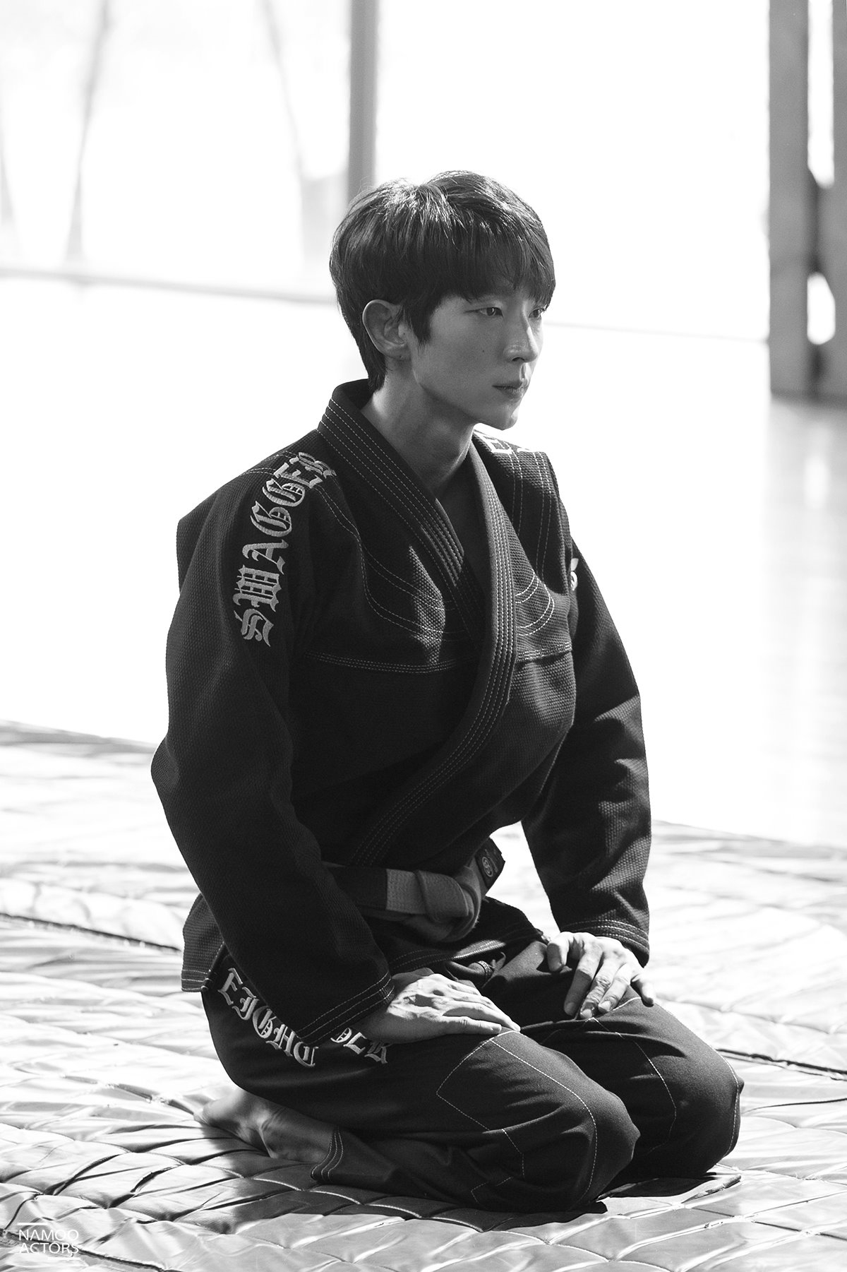 Lee Jun Ki tung bộ ảnh hậu trường chào tạm biệt 'Lawless Lawyer'