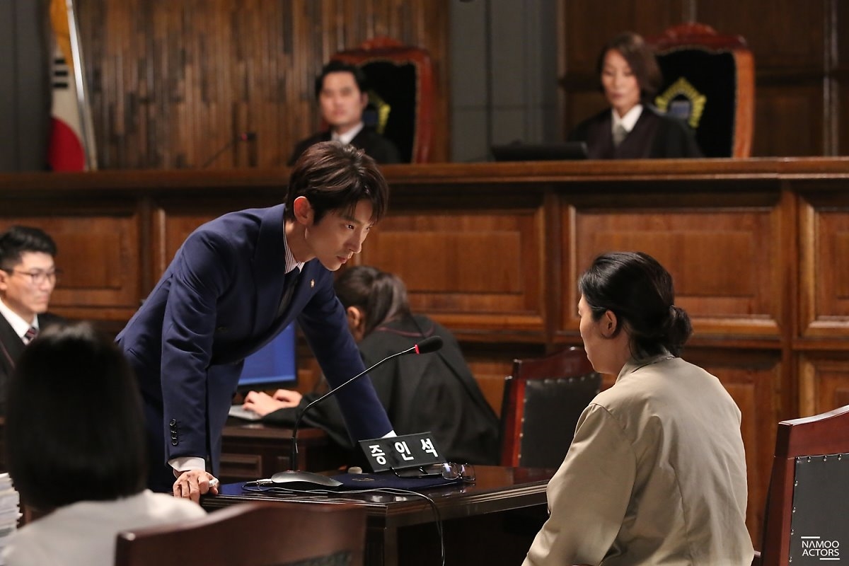 Lee Jun Ki tung bộ ảnh hậu trường chào tạm biệt 'Lawless Lawyer'