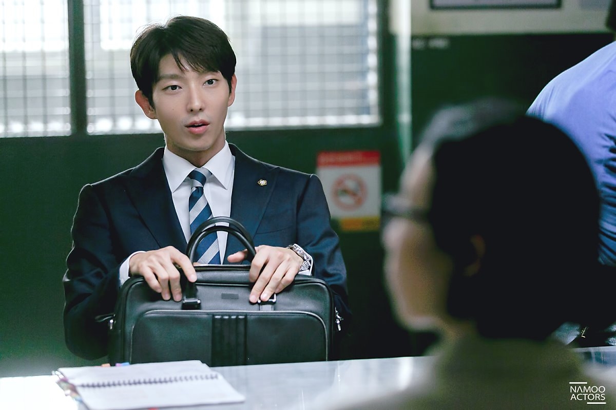 Lee Jun Ki tung bộ ảnh hậu trường chào tạm biệt 'Lawless Lawyer'