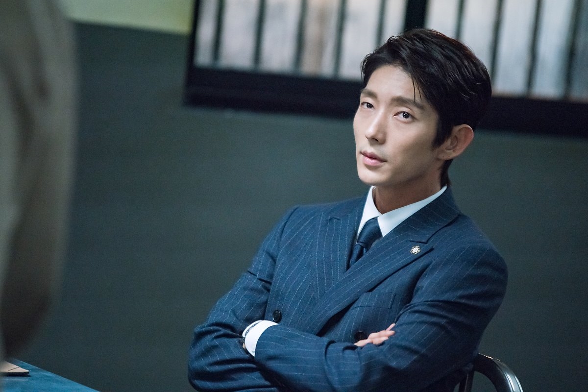 Lee Jun Ki tung bộ ảnh hậu trường chào tạm biệt 'Lawless Lawyer'
