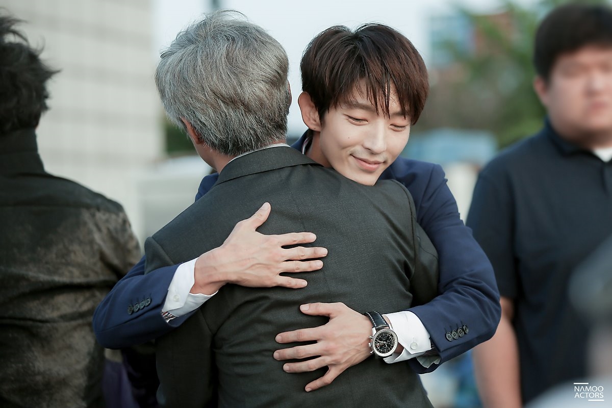 Lee Jun Ki tung bộ ảnh hậu trường chào tạm biệt 'Lawless Lawyer'
