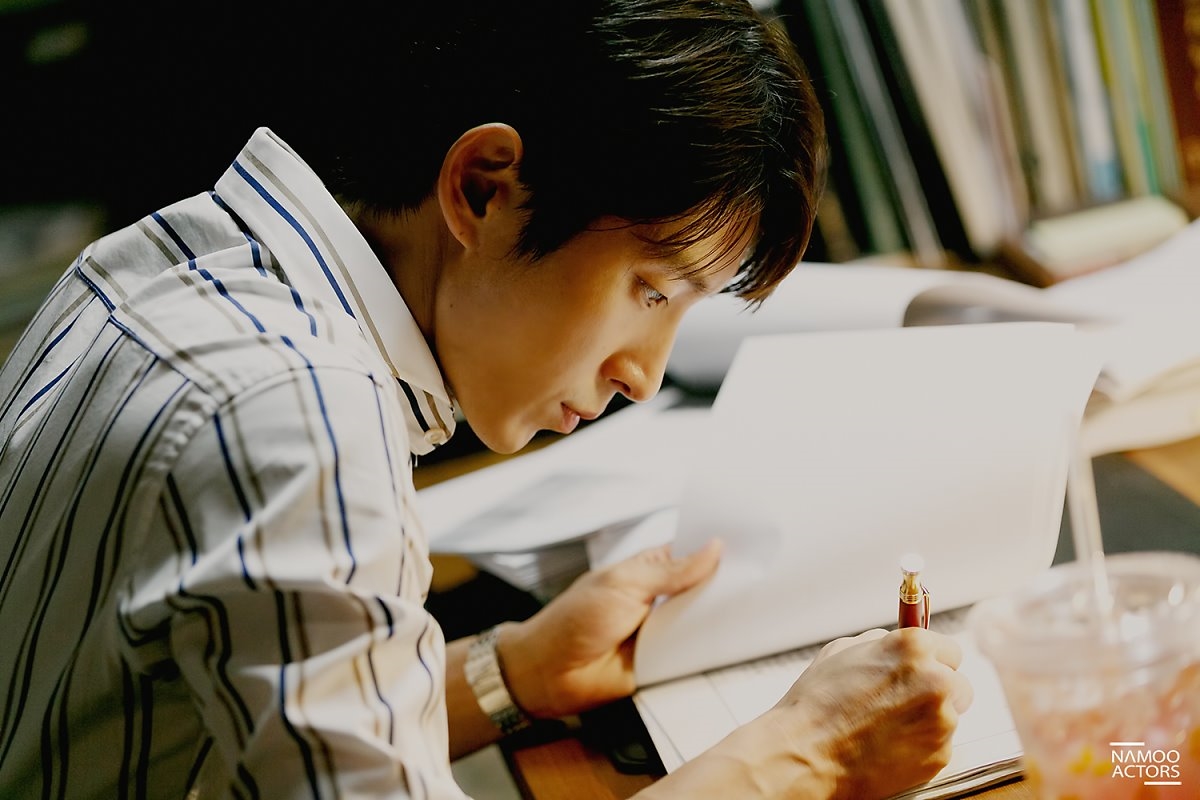 Lee Jun Ki tung bộ ảnh hậu trường chào tạm biệt 'Lawless Lawyer'