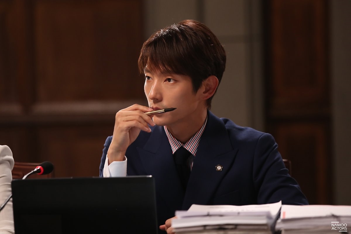 Lee Jun Ki tung bộ ảnh hậu trường chào tạm biệt 'Lawless Lawyer'