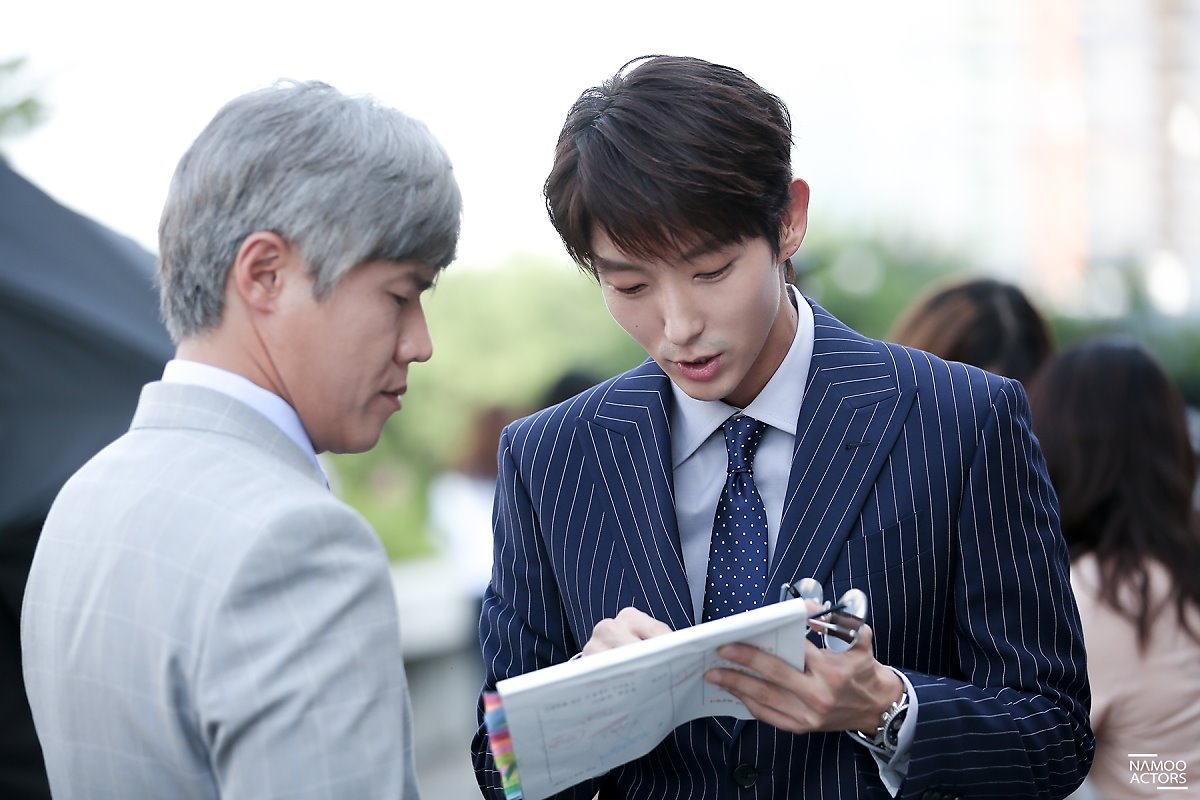 Lee Jun Ki tung bộ ảnh hậu trường chào tạm biệt 'Lawless Lawyer'
