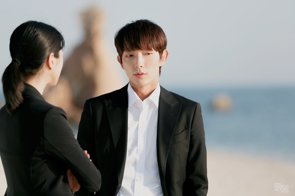 Lee Jun Ki tung bộ ảnh hậu trường chào tạm biệt 'Lawless Lawyer'