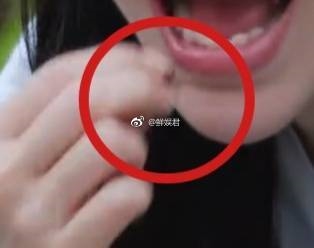 AngelaBaby vướng vào thị phi lén bỏ đồ ăn trên sóng truyền hình