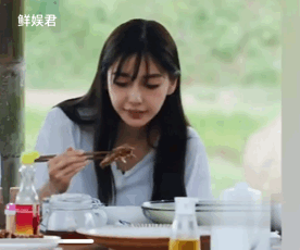 AngelaBaby vướng vào thị phi lén bỏ đồ ăn trên sóng truyền hình