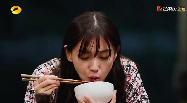 AngelaBaby vướng vào thị phi lén bỏ đồ ăn trên sóng truyền hình