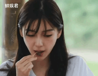 AngelaBaby vướng vào thị phi lén bỏ đồ ăn trên sóng truyền hình