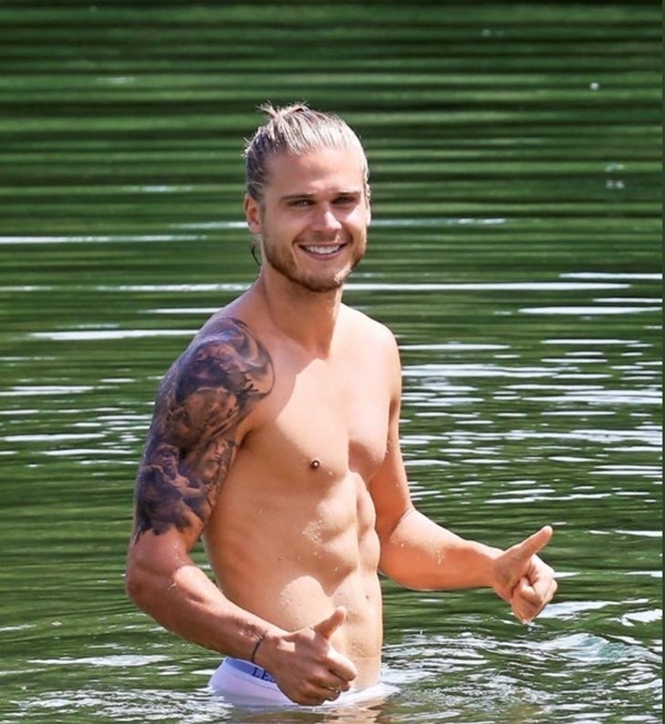 Cầu thủ Iceland Rurik Gislason được mến mộ vì giống Chris Hemsworth