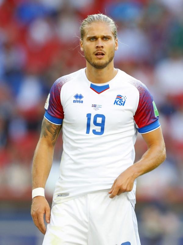 Cầu thủ Iceland Rurik Gislason được mến mộ vì giống Chris Hemsworth