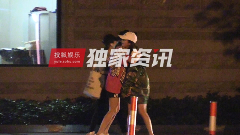 Dương Mịch và AngelaBaby lại gây bão mạng khi hẹn hò giữa đêm