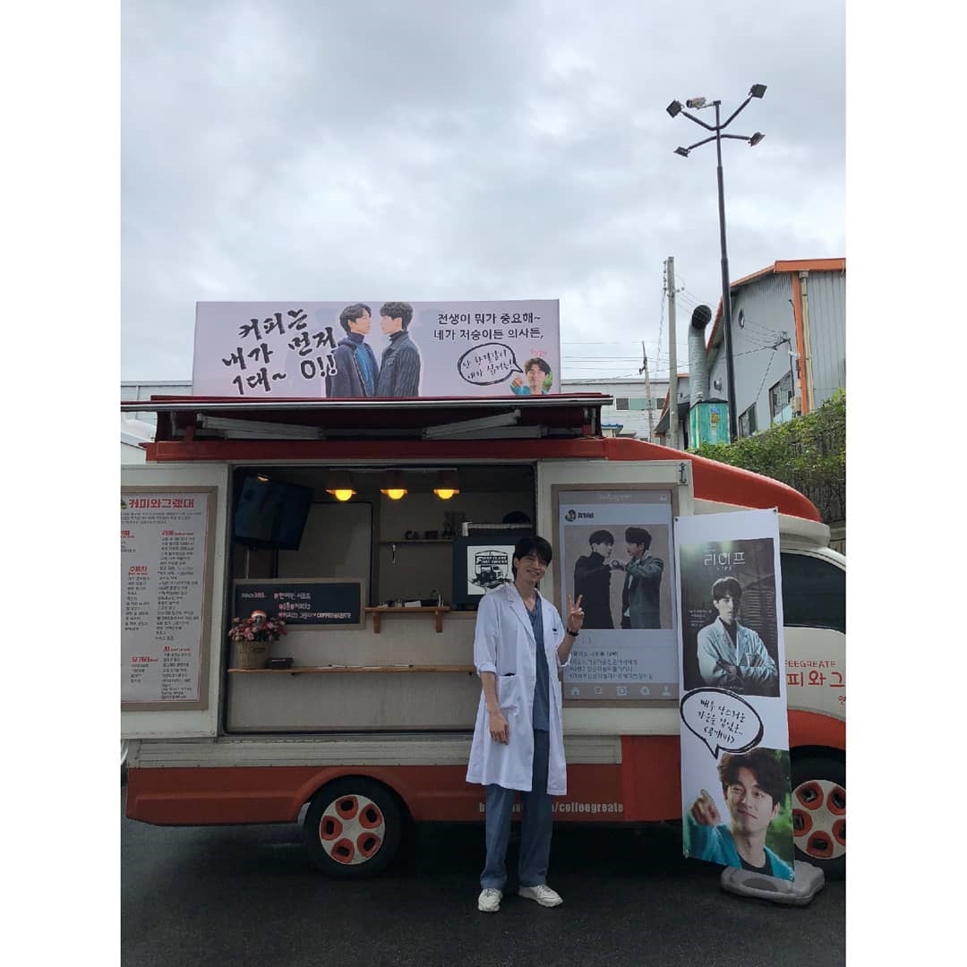 Gong Yoo gửi xe cà phê ủng hộ phim mới của Lee Dong Wook