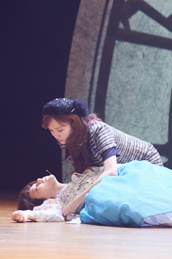 Lee Sung Kyung tung bộ ảnh tập nhạc kịch đẹp ngọt ngào