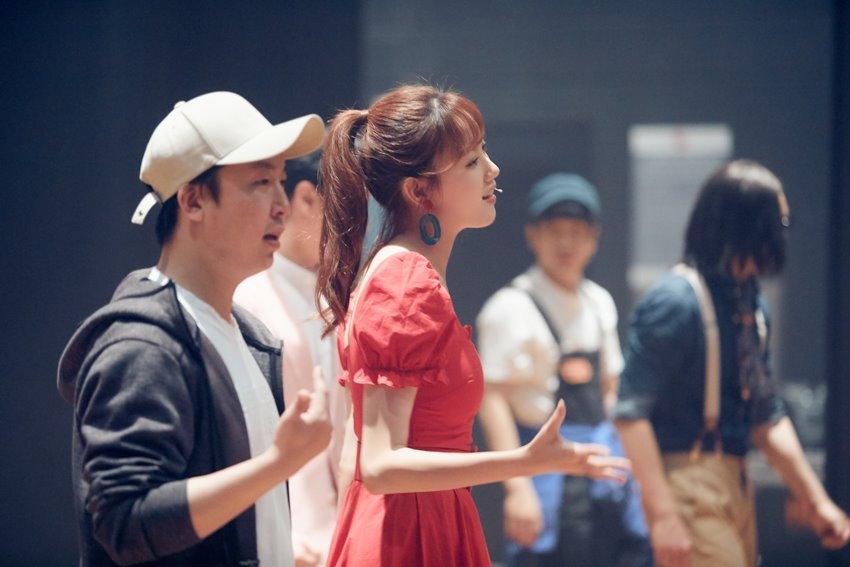 Lee Sung Kyung tung bộ ảnh tập nhạc kịch đẹp ngọt ngào