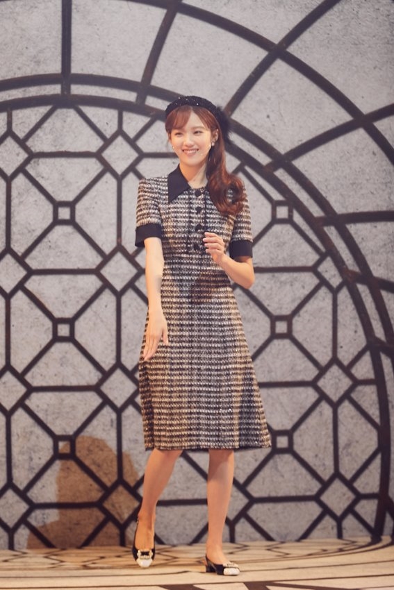 Lee Sung Kyung tung bộ ảnh tập nhạc kịch đẹp ngọt ngào